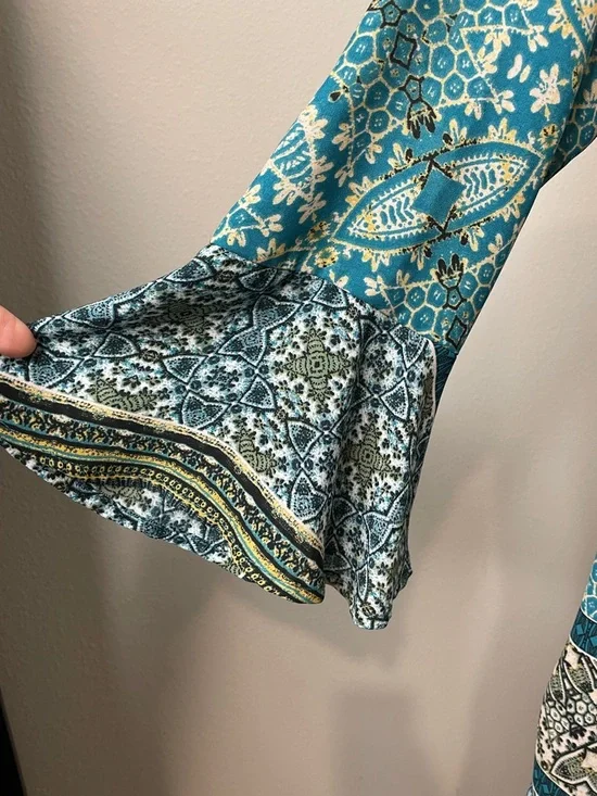 🎯Xhilaration Teal & Gold Print Wrap Romper - Picture 3 of 6